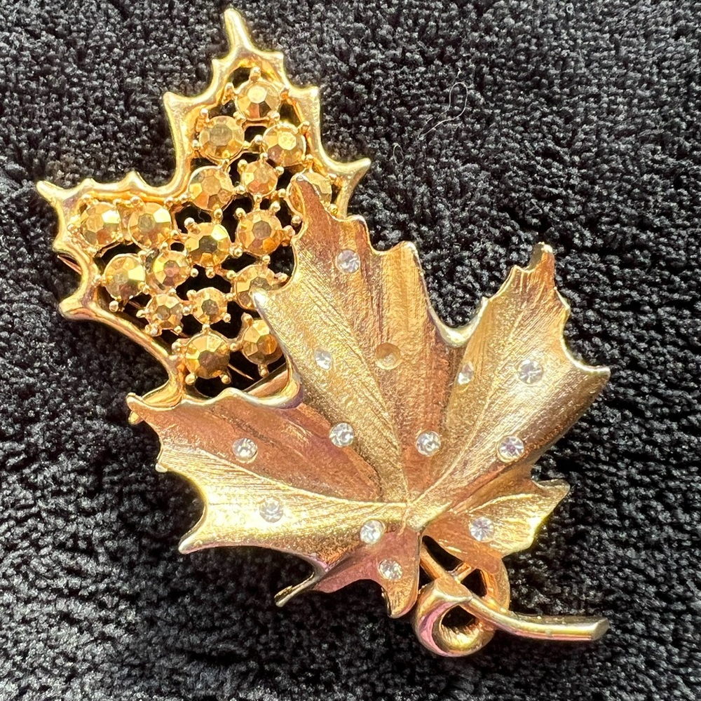 Vintage Gold Tone Rhinestone Maple Leaf Signed by Sarah Coventry Brooch Pin 3”
